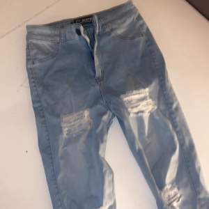 Ljusblå skimning jeans , stretch tyg, höga i midjan underbart sköna. 