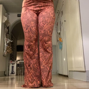 70 tals byxor - Jätte charmiga 70 tals byxor med mönster, lite långa på mig och jag är 1,60☮️