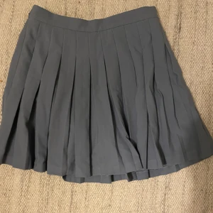 Plisserad kjol - En plisserad blå kjol som är slutsåld från pull and bear. Jättefin till sommaren. Kjolen är i storlek M men skulle säga att den passar S också⚡️☀️☀️ 