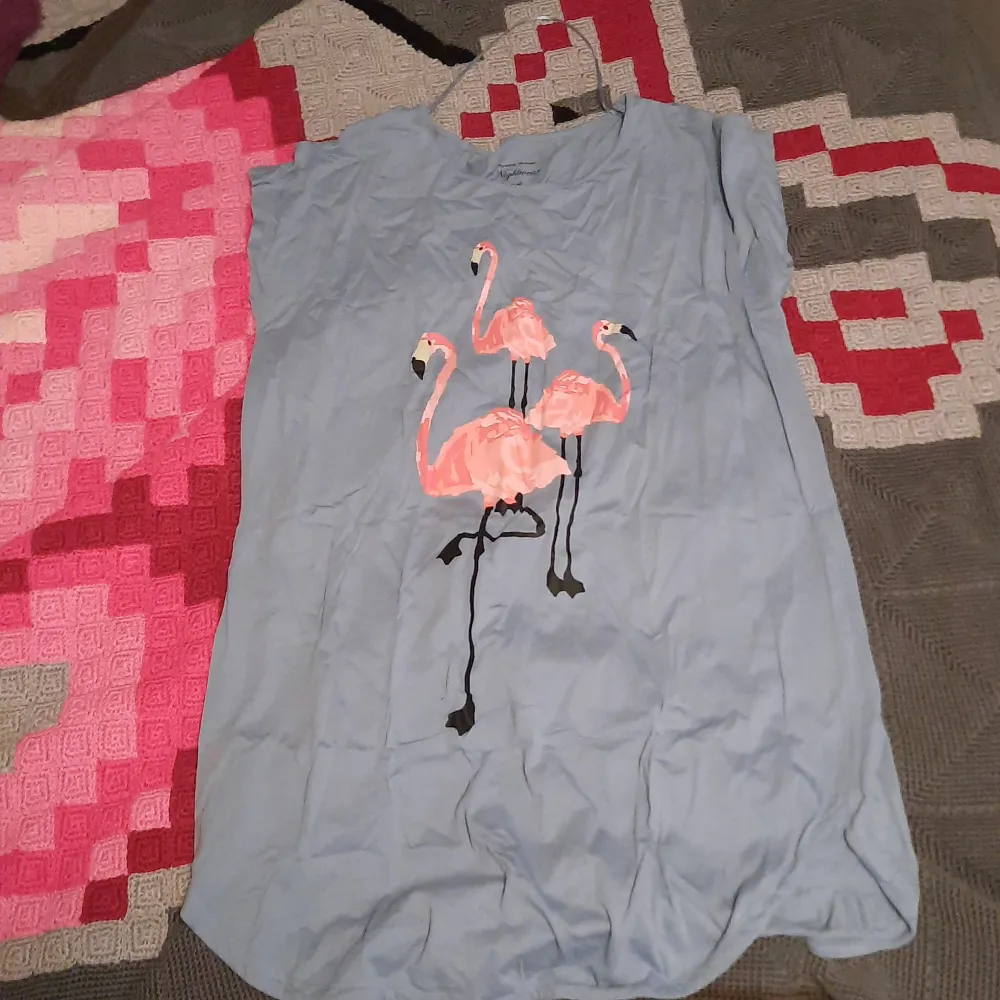Nattlinne med flamingos på framsidan, gick igenom garderoben och hittade den. Har ej varit använd,Frakten INGÅR. T-shirts.