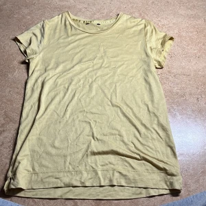 Tröja  - En enkel gul kortärmad tröja