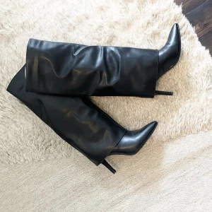 Svarta Boots - Säljer ett par svarta boots i storlek 39! Aldrig använda så nytt skick. Köpta på Two Angels i Göteborg för 999 kr. Passar 38-39. 