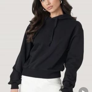 Marinblå hoodie - Säljer min marinblå hoodie ifrån NA-KD. Den på första bilden är svart den marinblå finns ej längre men det är samma modell. 