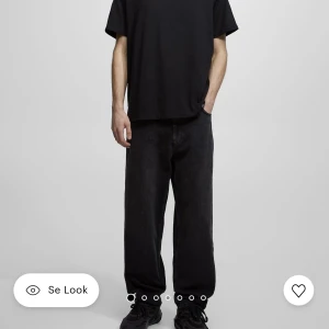  BAGGY JEANS (HELT NYA) - HELT NYA BAGGY JEANS FRÅN PULL&BEAR!!! Köptes nyss men passade tyvärr inte så säljs därför nu! Orginal priset är 500kr men jag köpte på rea för 300! Jag säljer dem nu för 100kr❤️