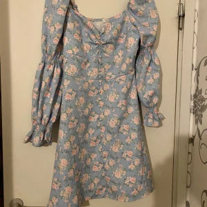 Somrig klänning - Superfin somrig klänning. Aldrig använd. 
