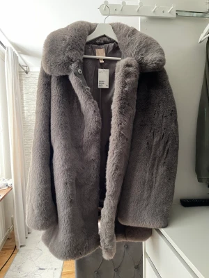 Fuskpälskappa - Helt ny  Köpt på H&M  Nypris 799  Storlek XL