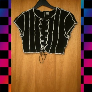 Croppad tröja - en croppad tröja ifrån h&m, knappt använd, bra skick