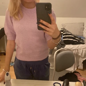 Stickad tshirt - Jätteskön stickad kortärmad tröja från Vero moda i din lila färg. Använd ca 3 gånger💓