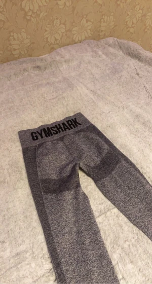 Träningstights Gymshark - Säljer dessa populära träningstights från Gymshark i strl Xs. Aldrig använda utan endast testade. Säljer p.g.a att dom inte satt bra på mig. Helt slutsålda på Gymsharks hemsida. Nypris: 549 Mitt pris: 350 (kan diskuteras) Hör av er vid frågor!💓