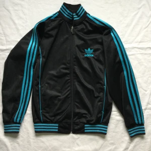 Adidas - Svart Adidas jacka, unisex, storlek M, passar till xs-l, 