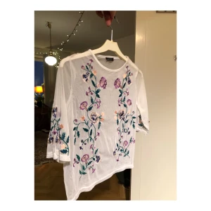 Mesh top - Mesh top från River Island med broderade blommor :)