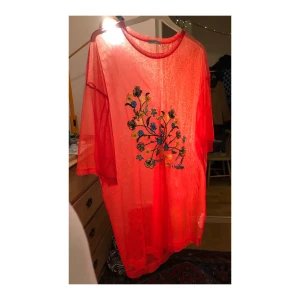 Oversized mesh tshirt - Röd mesh tshirt i oversized modell med broderade blommor på! Köpt på Zara forever ago💐