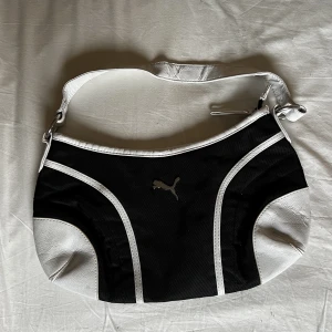 Puma handväska - En svart och vit handväska från Puma med silvrig logga, fint skick. Pris 100kr plus frakt 66kr 🖤