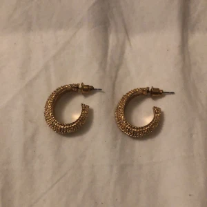 Örhängen - Säljer dessa fina gulliga örhänhen, om du är intresserad kan du kontakta mig 💗