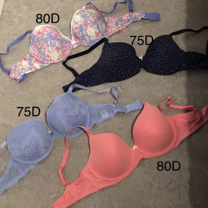 Bh - Säljer 4 stycken olika Bh från Twilfit. Den rosa, blommiga och prickiga är använda ett fåtal gånger. De är i väldigt bra skick. Den ljusblåa är varsamt använd. 100kr/styck🫶🏼