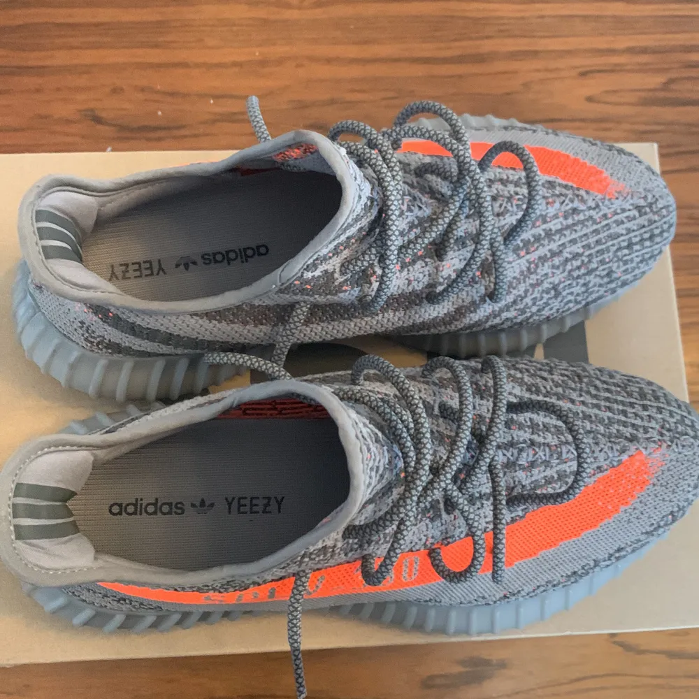 Säljer mina yeezy 350 beluga, köpta på pardon my kicks. Köpte dom för 3800kr och jag har kvitto, obs inga byten. Skor.