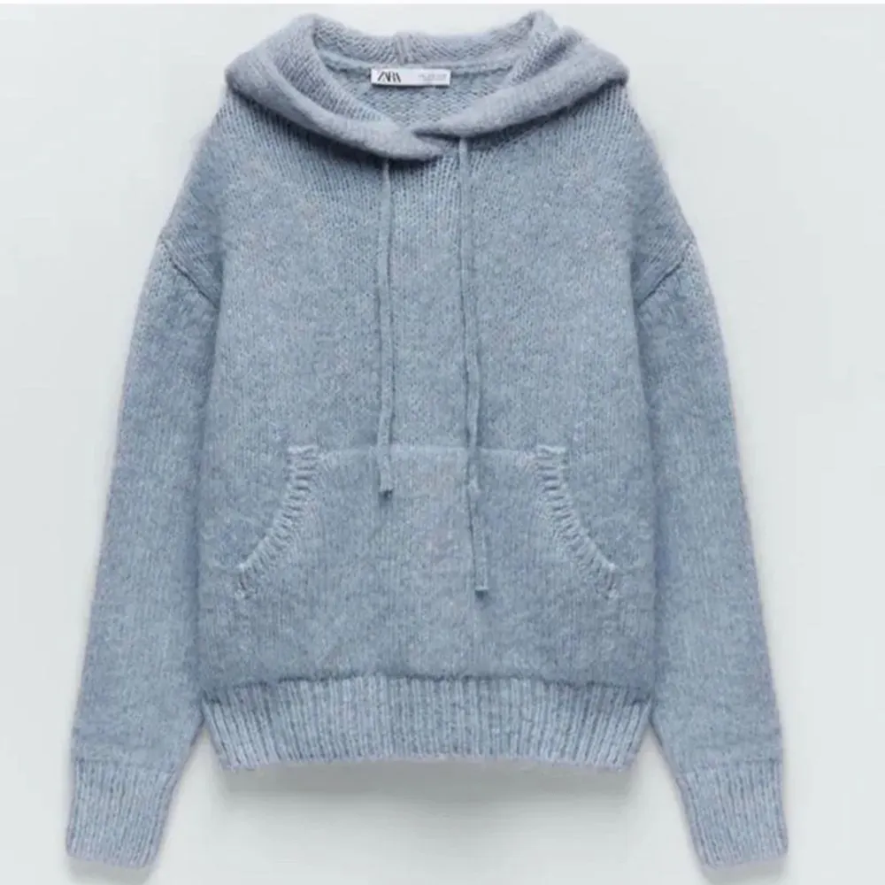 Stickad hoodie från Zara, använd enstaka gånger, andra bilden är lånad🫶🏼. Stickat.