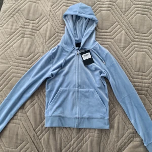 Juicy couture tröja - Säljer denna helt nya juicy couture tröjan i färgen Della robia blue. 