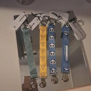 Napphållare från Geggamoja - Söta napphållare från geggamoja 2 st blå med panda,1 gul med giraff, 1 grön med elefanter 