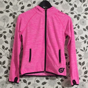 60 kr - Den är en idrottströja i rosa färg. Den är nytvättat och den har en luva. Den är använt i 2 veckor och är halv år gammal. 