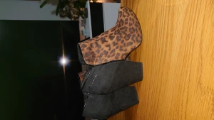 Skor Leopard/Svart. - Klack 10 cm minis platå 1,5 cm. Exklusivt märke Tamaris Trend skor. Tyskt bolag ledande i Europa. Äkta mocka. Strl normal 38. Perfekt till Svarta kläder, någonting att visa upp både till fest och vardag, i skick som nya. Ett klipp.😊