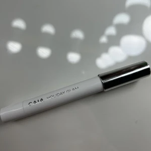 Eyeshadow Pen Brown - Denna ögonskuggspenna ger en intensiv färg som torkar omedelbart och sitter kvar hela dagen utan att flagna eller kladda. Dess geltextur förvandlas till en tunn film på ögonlocken och ger intensiv färg från första draget. Applicera på ögonlocket och bygg.