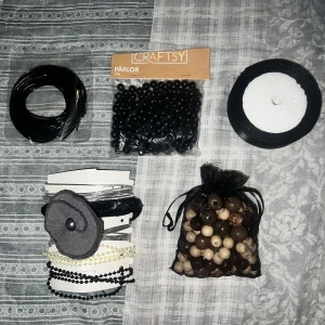 Pyssel tråd pärlor band siden rosett  - Tråd, pärlor, band och sidenband osv, pärlor kostar 20 kr styck och resten 15kr styck