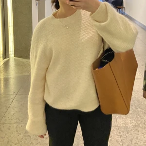 Vit stickad tröja - Säljer denna jättefina tröjan pga att jag knappast får användning av den. I toppskick! Tröjan är i elfenben skulle jag påstå😊 Skriv gärna privat för andra funderingar💖