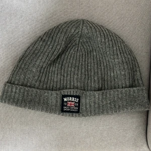 Morris mössa  - Köpt för ca 1 månad från johnells säljer eftersom jag gillade inte färgen köpt för 700 men säljer för 650 pris kan diskuteras 