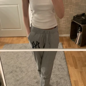 Gråa mjukisbyxor  - Extremt mysiga mjukisbyxor🪩tyvärr är de för korta för mig (är 174 cm) så därav måste sälja dom då de inte kommer till användning🪩 kontakta vid intresse