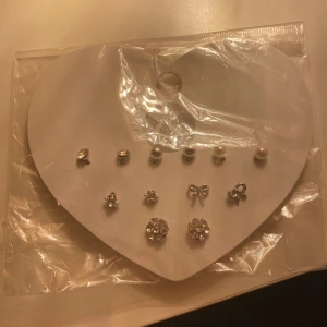 Oanvända örhängen  - Jag säljer dessa örhängen som är nyköpta och inte använda. Jag säljer dessa då jag inte kan använda dom för dom är fake.