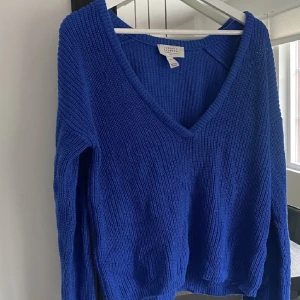 Stickad tröja - Blå stickad tröja från nakd, aldrig använd💙