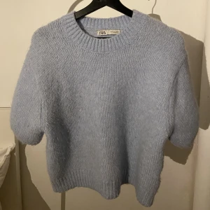 Blå stickad tröja - Supersnygg stickad tröja från zara i storlek s som är använd ett fåtal gånger. Ärmarna slutar lite innan armbågen🫶🏽