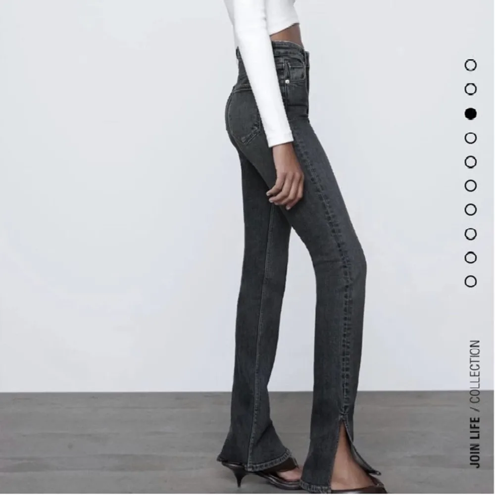 Ett par high waist jeans från zara med slits på slutet. De är i gott skick, storlek 36🖤. Jeans & Byxor.
