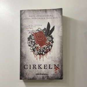 Böcker - Engelsforstriologin❤️‍🔥Här är alla böckerna i triologin av Mats Strandberg och Sara Bergmark Elfgren. Jag rekommenderar verkligen att läsa dom här böckerna!❣️