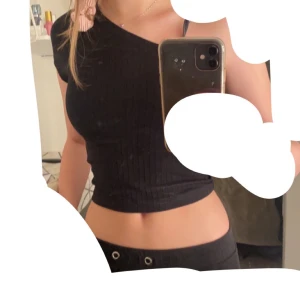 Söt topp - Super söt topp från Gina tricot som har en arm. Aldrig använd och köpt för 159 💕 Frakt tillkommer!