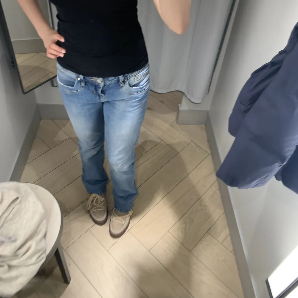 Intressekoll! Jättefina ltb jeans i ljus/mellan blå färg, strl W28 L30 och tyvärr lite för stora på mig! Har använts typ 5 ggr och är i jättebra skick😍. Jeans & Byxor.