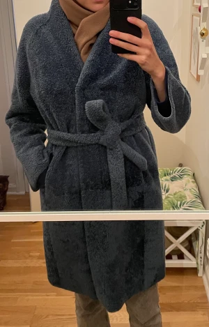 Nyskick fårpäls jacka med foder av leder / sheepskin coat med leather lining. Size M/L - The brand is Punto leather and fur. Great quality sheepskin jacket with leather lining. Size L but actuslly a bit smaller so more like between M and L. Bought it for 9500 SEK/900$