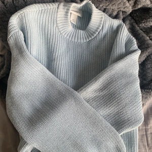 Blå tjocktröja  - Hej säljer en blå tjock tröja nu i storlek xxs. Passar extra bra för dom som är lite mindre i sina storlekar:) 200 kr då den är oanvänd ❤️💞