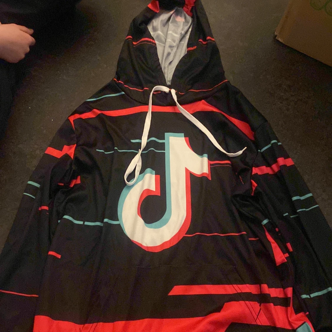 Röd svart TikTok tröja