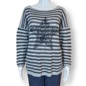 Stickad  - En stickad tröja i fint skick. Finns & märke och storlek. Dockan använder vanligtvis storlek XS