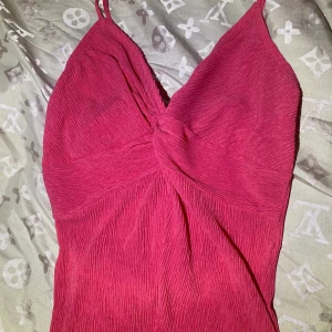 Söt topp - Super söt och fin topp från mango som aldrig är använd! Köpte i sommras för 180. Den är en ljusare och starkare rosa en vad det syns på bilder då kameran ändrade färgen lite 💕 Frakt tillkommer!