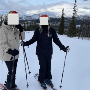 Skidjacka - Säljer min så snygga svarta skidjacka från dope! Jag har var använt den en säsong. Skriv om du har fler frågor!!🤍  Säljer även den beiga skidjackan i en annan annons!! Och ett par skidbyxor från dope!