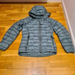 Peak performance jacka - Det här är en peak performance jacka i storlek xs (kvinna) som aldrig har använts, köpt för 1800. Skick 10/10. Fråga i DM för fler bilder :)
