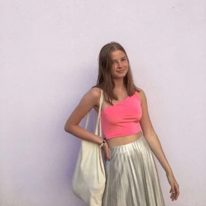 Topp ifrån BIK BOK - Super fin topp med en arm modell i storlek XS. Toppen kommer ifrån BIK BOK och är använd ett fåtal gånger. Färgen är rosa med lite glitter, funkar perfekt som en fest-topp!🪩🍬🎆🍷⭐️