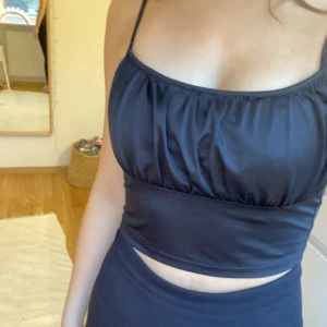 festligt linne - Säljer detta festliga linnet i silkesmaterial pga att det inte kommer till användning, därav använd ett fåtal gånger. Köpt på H&M i storlek S men är stretchigt i materialet🤍 köparen står för frakt!