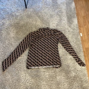 Tunn tajt tröja med mönster  - Tunn tröja skön men tajt! 