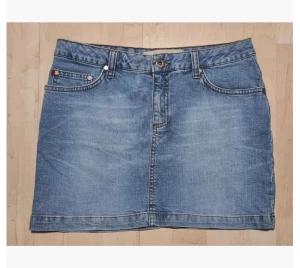 Vero Moda mini kjol  i toppskick! Stl 36 - inköpt för ca 20 år sen , superfint skick!  Vero Moda stl 36  midja 38-40cm x 2  längd 38cm