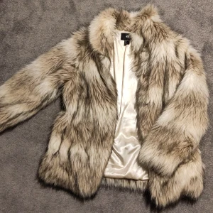 Fuskpäls HM strl 38 - Fint skick 