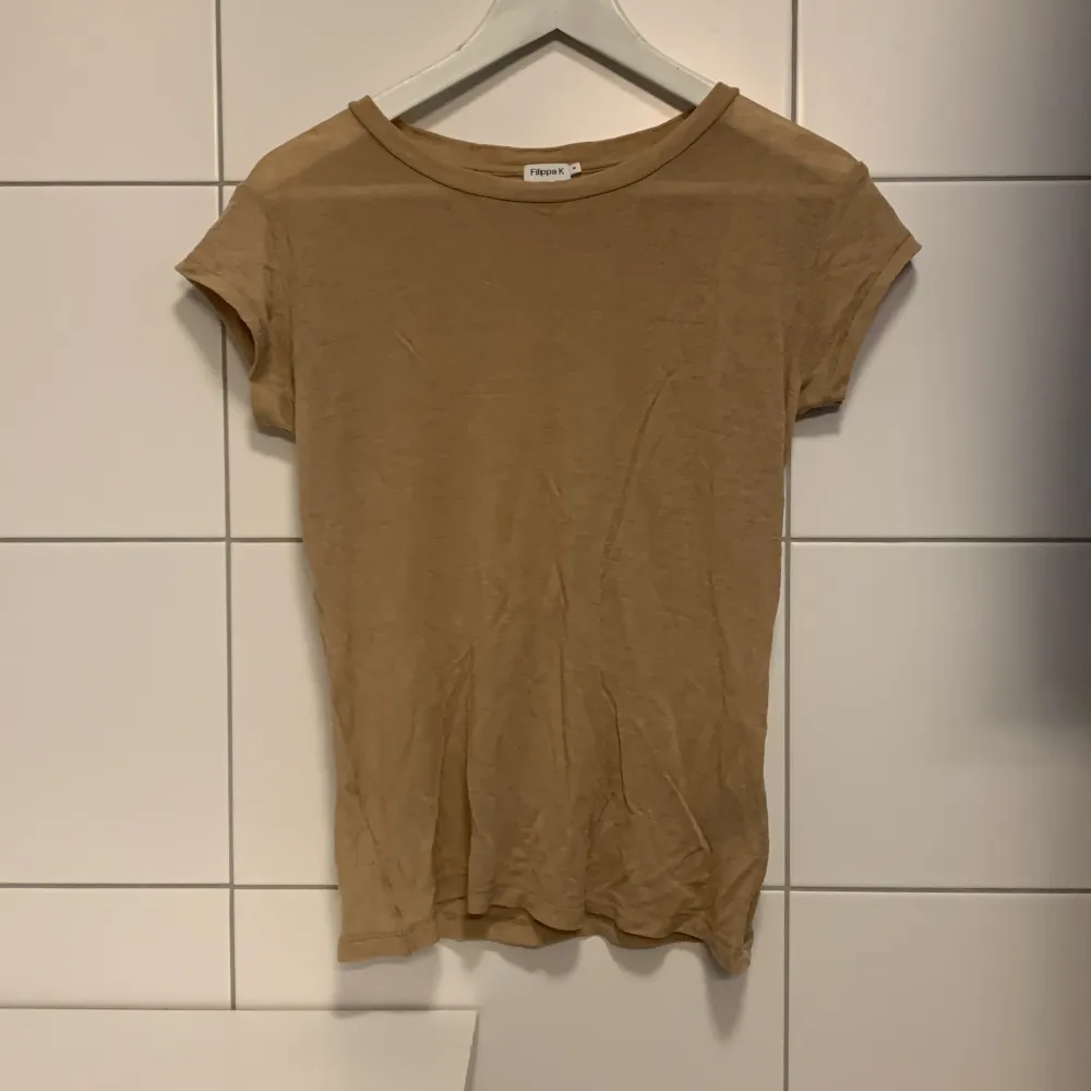 Beige t-shirt från Filippa K. Köparen står för frakten . T-shirts.